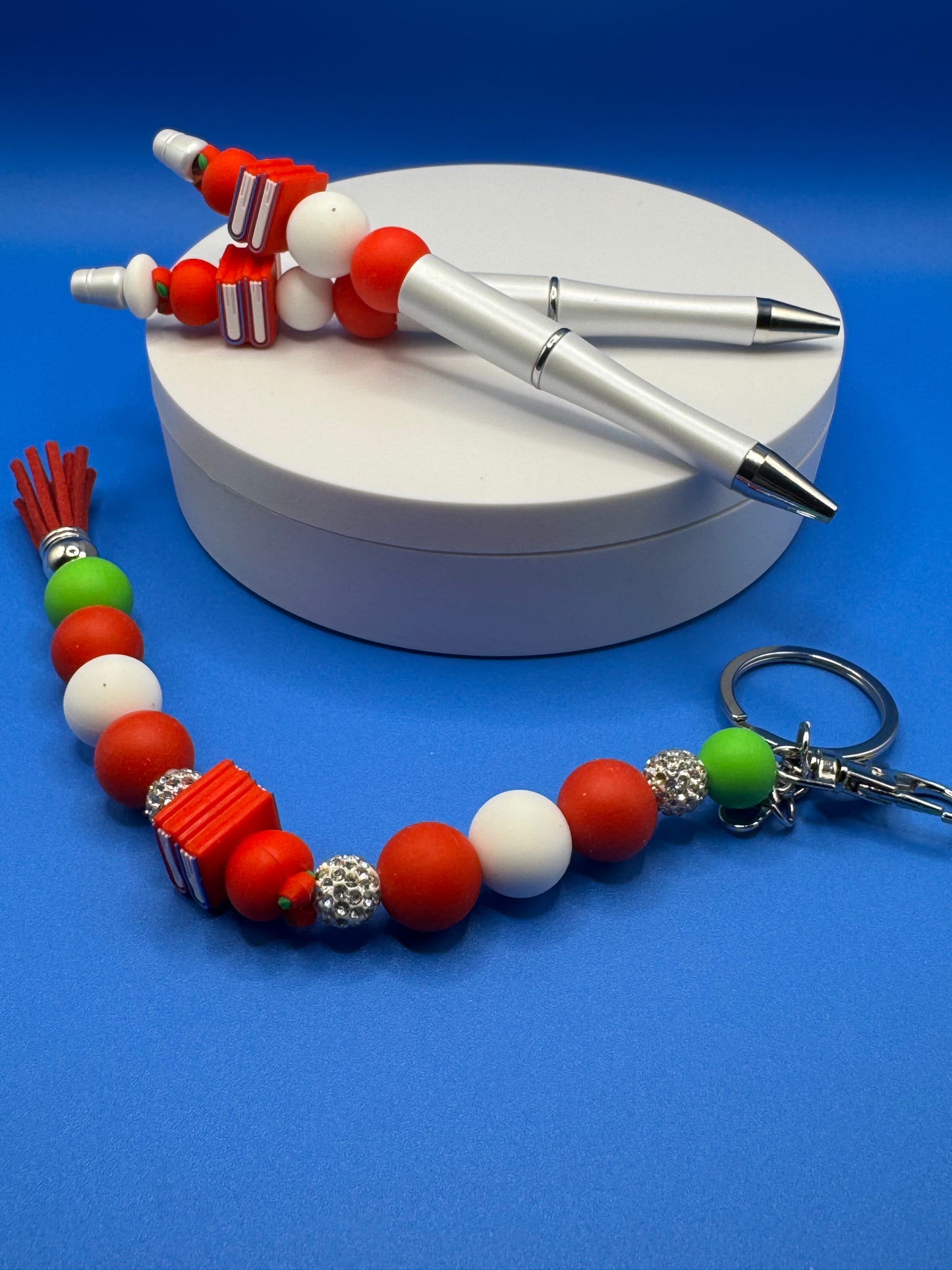 Long Keychain & 2 Pens Set / Stack of School Books & Apple